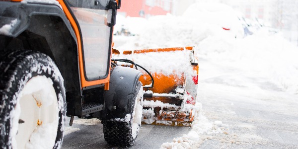 Schneepflug räumt die Straßen in der Stadt, Winterdienst