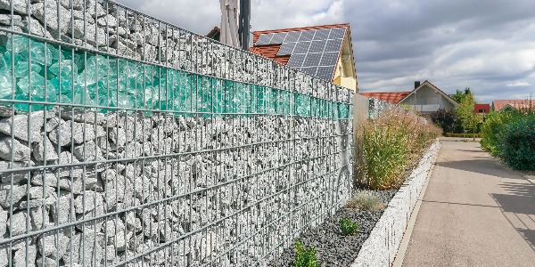 Zaun aus Gabionen im Garten